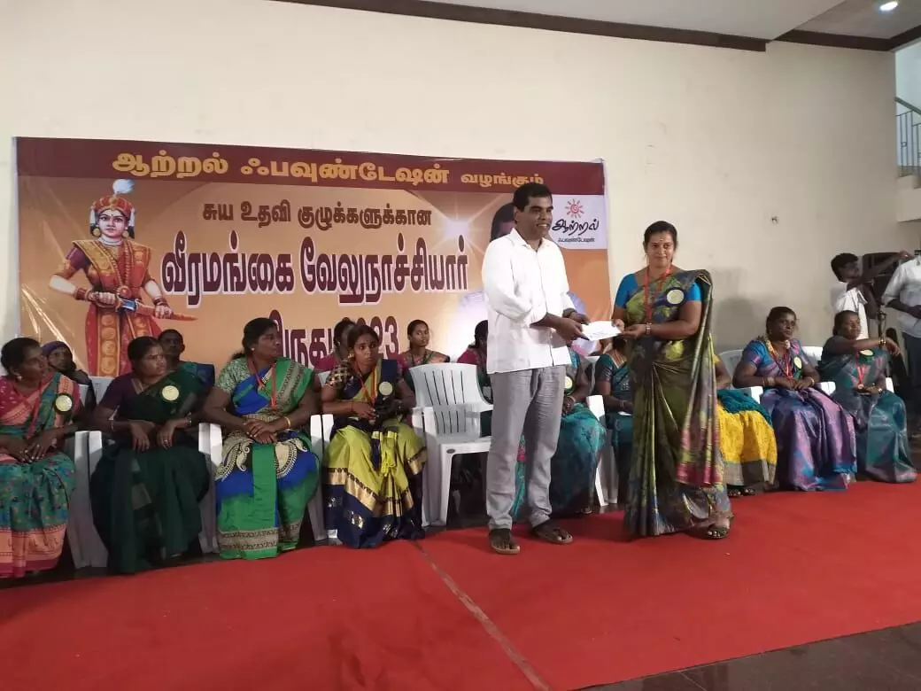 குமாரபாளையம்; மகளிர் குழுவினருக்கு விருது குமாரபாளையம்; மகளிர் குழுவினருக்கு விருது