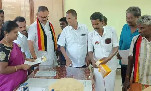 கோவில்பட்டி வட்டாட்சியர் முன்பு ரேஷன் அரிசியை கொட்டி தேமுதிகவினர் போராட்டம் கோவில்பட்டி வட்டாட்சியர் முன்பு ரேஷன் அரிசியை கொட்டி தேமுதிகவினர் போராட்டம்