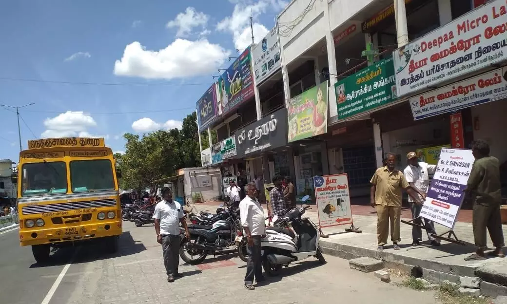 குமாரபாளையத்தில் ஆக்கிரமிப்புகள் அகற்றிய நெடுஞ்சாலைத்துறையினர் குமாரபாளையத்தில் ஆக்கிரமிப்புகள் அகற்றிய நெடுஞ்சாலைத்துறையினர்