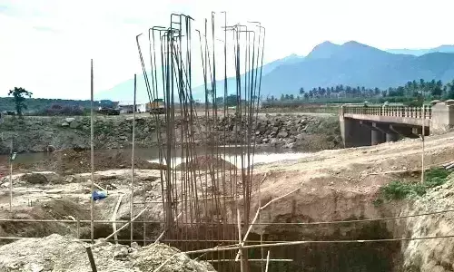 மேட்டுப்பாளையம் அருகே பாலம் கட்டுமான பணியை விரைவாக முடிக்க கோரிக்கை மேட்டுப்பாளையம் அருகே பாலம் கட்டுமான பணியை விரைவாக முடிக்க கோரிக்கை