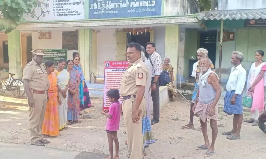 பொதுமக்களிடையே விழிப்புணர்வு ஏற்படுத்திய குமாரபாளையம் போலீஸார் பொதுமக்களிடையே விழிப்புணர்வு ஏற்படுத்திய குமாரபாளையம் போலீஸார்
