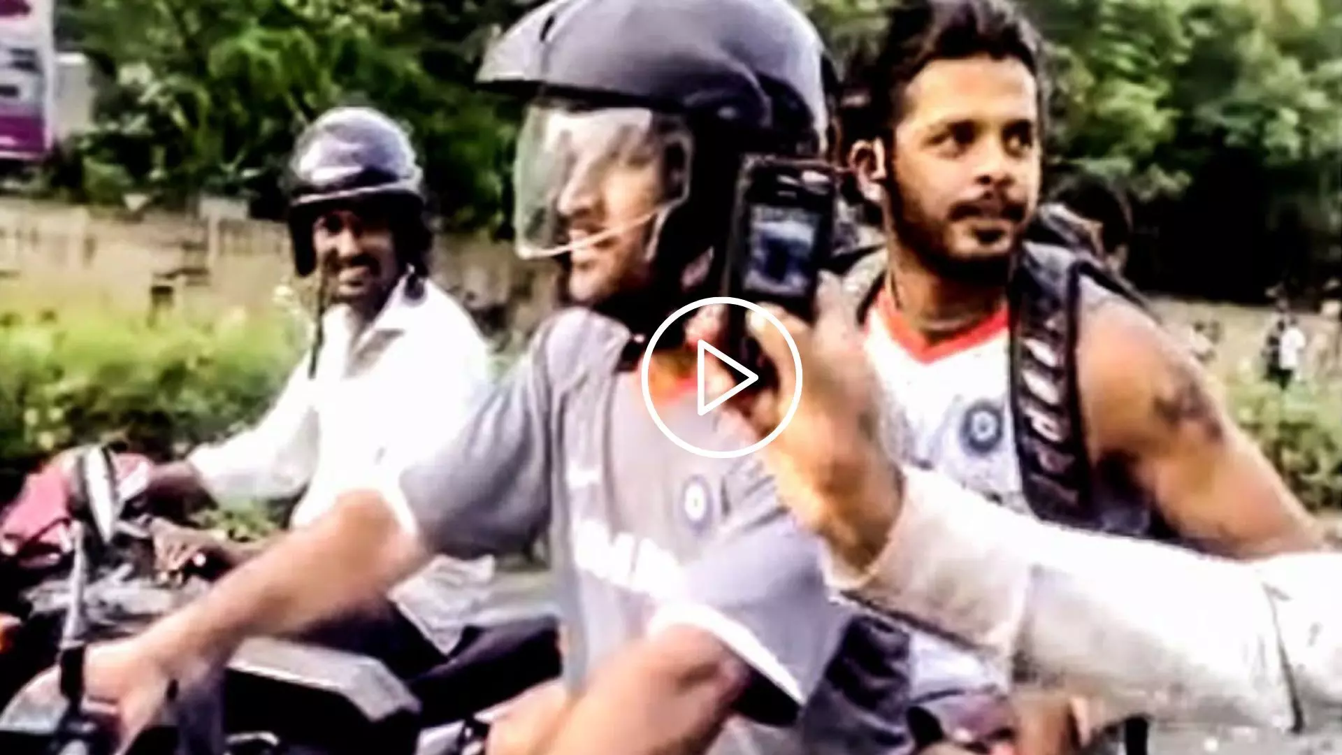 வைரலாகும் தோனி ரைடிங்... பைக்கில் சும்மா கெத்தா போறாருய்யா! வைரலாகும் தோனி ரைடிங்... பைக்கில் சும்மா கெத்தா போறாருய்யா!