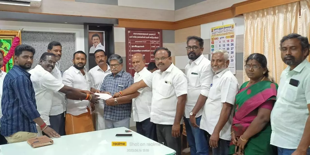 மழைநீர் வடிகால் அமைக்க நிதியுதவி வழங்கிய நகராட்சி தலைவர் மழைநீர் வடிகால் அமைக்க நிதியுதவி வழங்கிய நகராட்சி தலைவர்