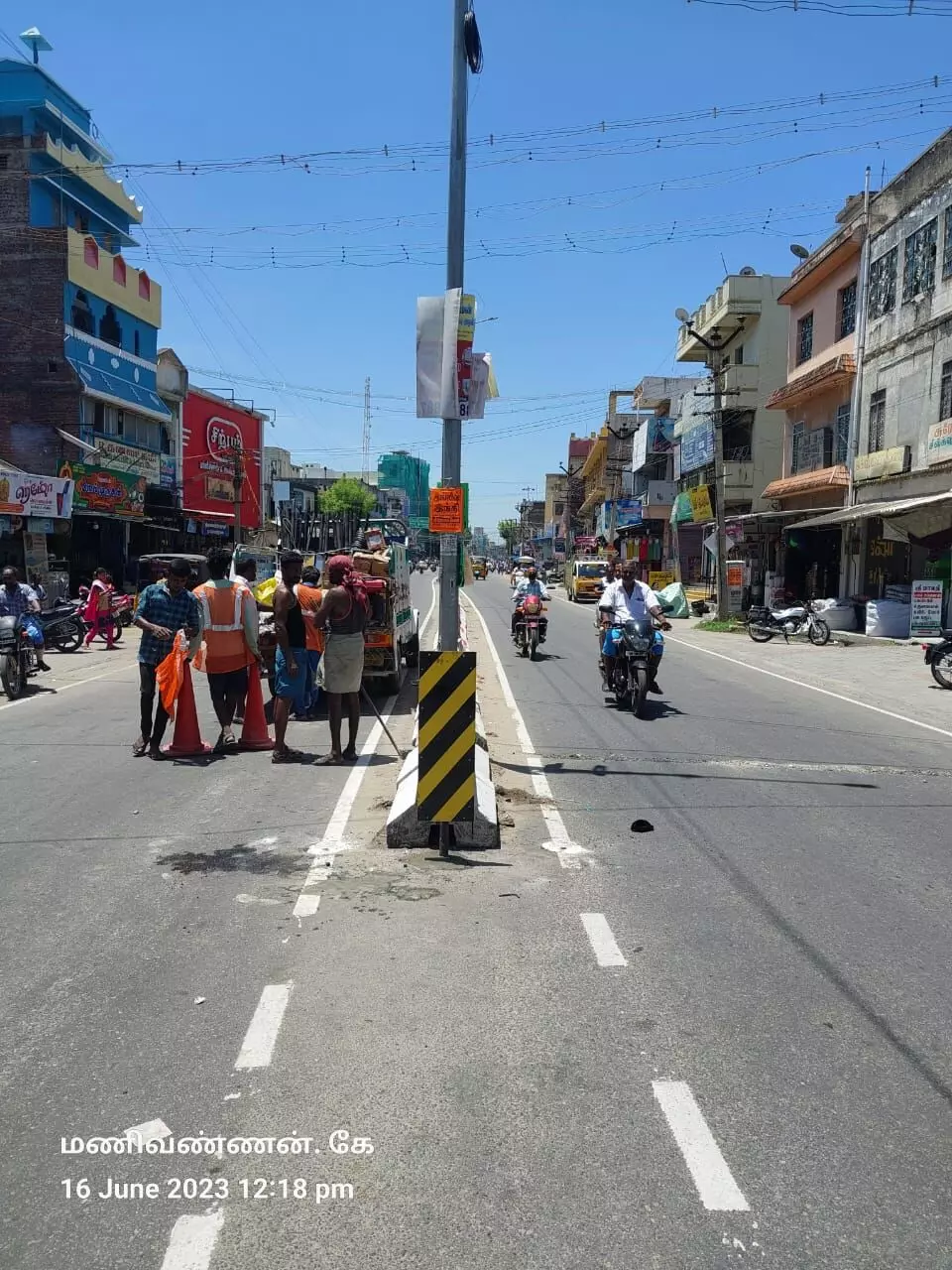 ஒளிரும் தகடுகள் அமைத்த நெடுஞ்சாலைத் துறையினர் ஒளிரும் தகடுகள் அமைத்த நெடுஞ்சாலைத் துறையினர்