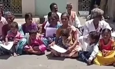 திருவண்ணாமலையில் அறநிலையத்துறை அலுவலகத்தை முற்றுகையிட்ட கிராம மக்கள் திருவண்ணாமலையில் அறநிலையத்துறை அலுவலகத்தை முற்றுகையிட்ட கிராம மக்கள்