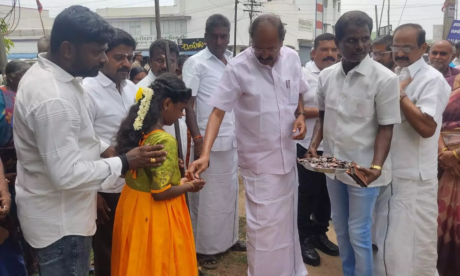 நீர் தேக்கத்தொட்டிகளை திறந்து வைத்த முன்னாள் அமைச்சர் நீர் தேக்கத்தொட்டிகளை திறந்து வைத்த முன்னாள் அமைச்சர்