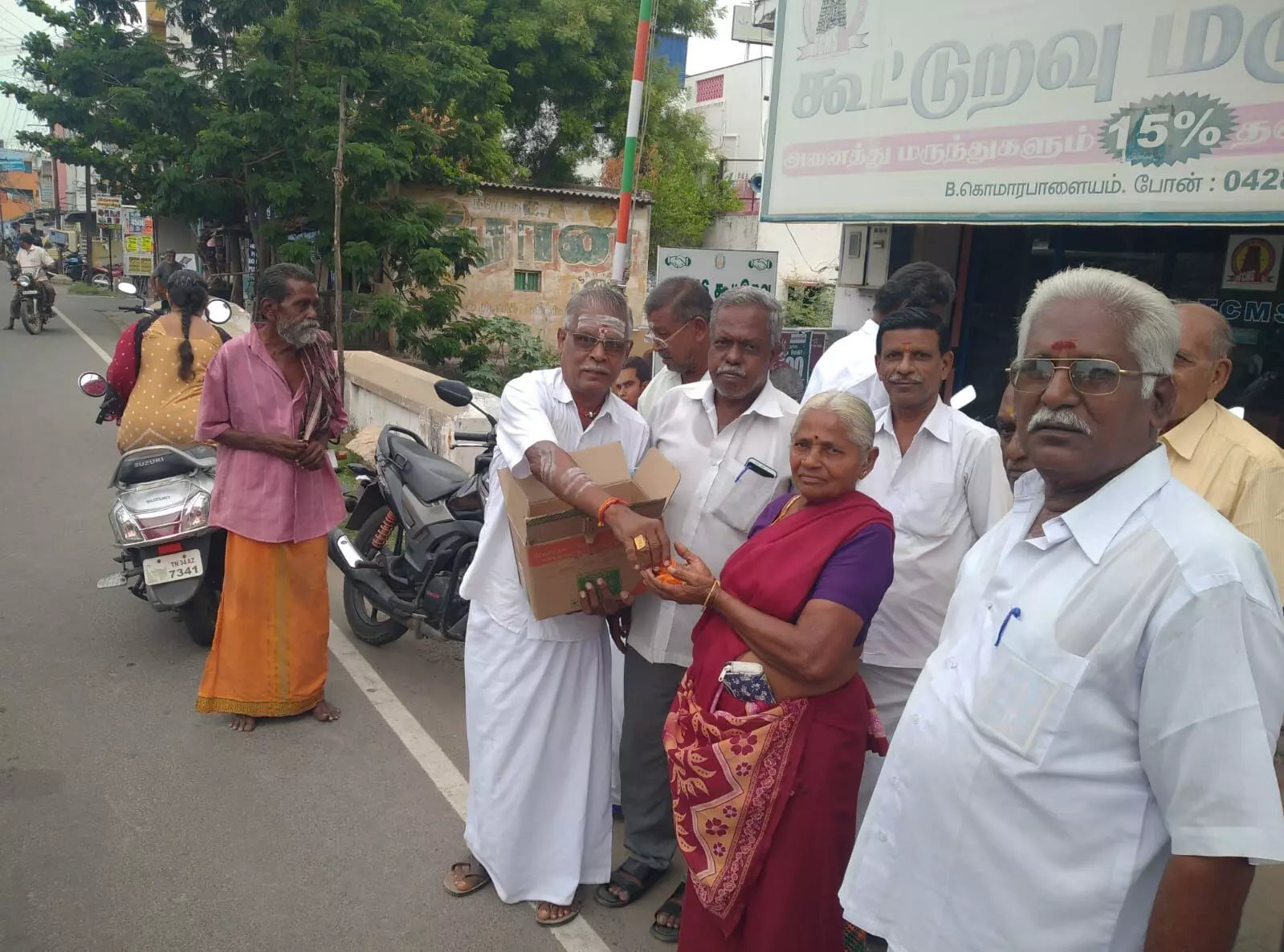ராகுல் பிறந்த நாள்: இனிப்பு வழங்கி கொண்டாடிய காங்கிரஸார் ராகுல் பிறந்த நாள்: இனிப்பு வழங்கி கொண்டாடிய காங்கிரஸார்