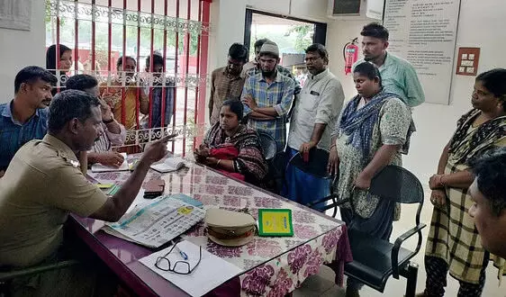 மாதச் சீட்டு நடத்தி பணம் தராமல் இழுத்தடித்த பெண்ணிடம் போலீசார் விசாரணை மாதச் சீட்டு நடத்தி பணம் தராமல் இழுத்தடித்த பெண்ணிடம் போலீசார் விசாரணை