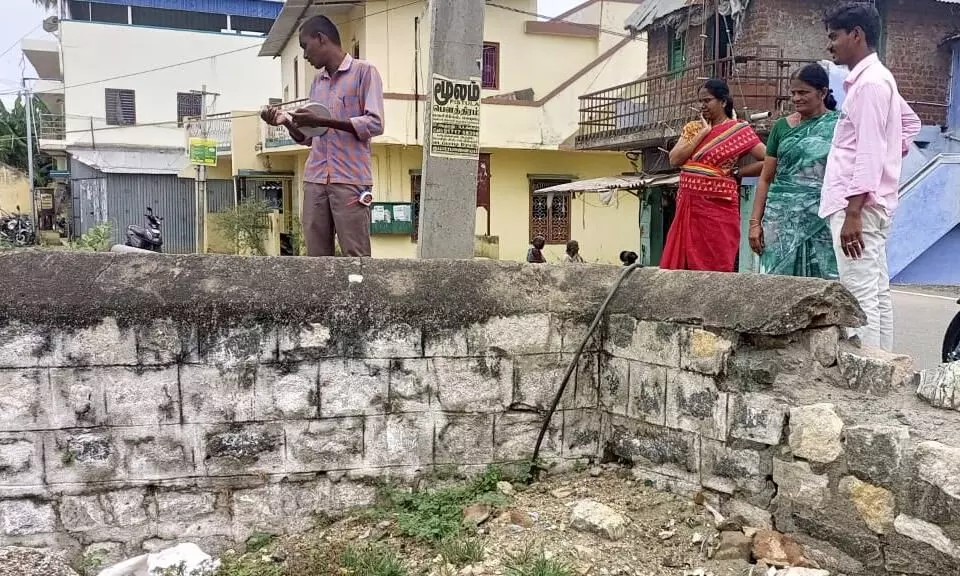 அரசு பெண்கள் பள்ளி சுற்றுச் சுவர் உயரத்தை அதிகரிக்கும் பணி தொடக்கம் அரசு பெண்கள் பள்ளி சுற்றுச் சுவர் உயரத்தை அதிகரிக்கும் பணி தொடக்கம்
