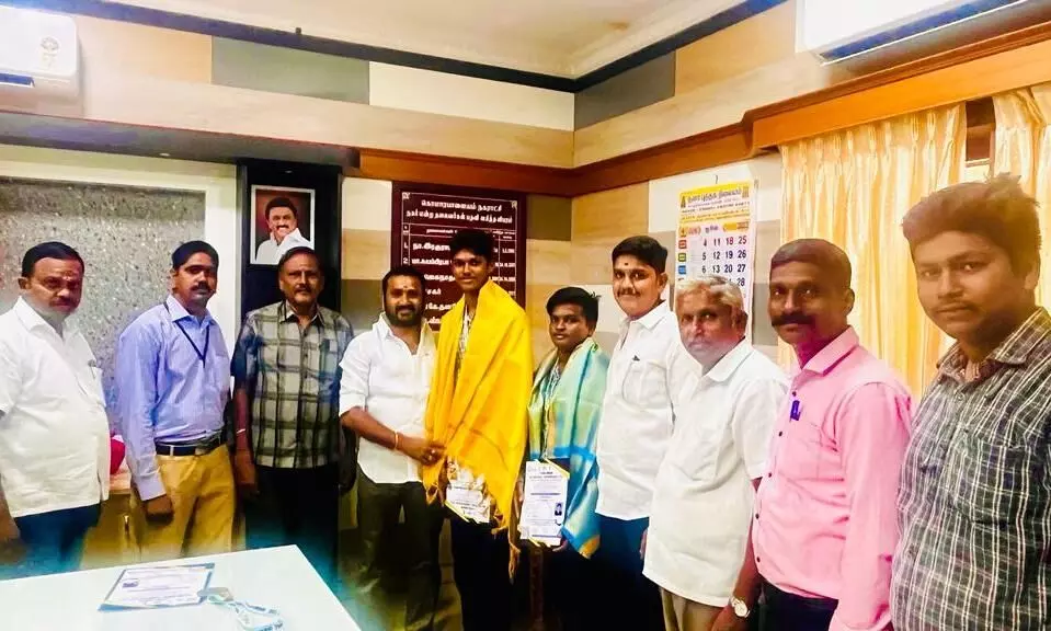 யோகாசன போட்டியில் தங்கம் வென்ற அரசு பள்ளி மாணவர்களுக்கு நகராட்சி தலைவர் பாராட்டு யோகாசன போட்டியில் தங்கம் வென்ற அரசு பள்ளி மாணவர்களுக்கு நகராட்சி தலைவர் பாராட்டு