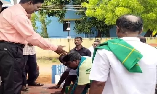 கால்வாயை சீரமைத்துத் தர அதிகாரிகள் காலில் விழுந்த விவசாயிகள்..! கால்வாயை சீரமைத்துத் தர அதிகாரிகள் காலில் விழுந்த விவசாயிகள்..!