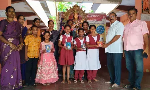 பிறந்த நாளில் மாணவர்களுக்கு திருக்குறள் வழங்கும் கோவில்பட்டி பள்ளி பிறந்த நாளில் மாணவர்களுக்கு திருக்குறள் வழங்கும் கோவில்பட்டி பள்ளி