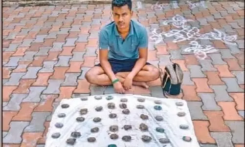 சாத்தனூர் வனப்பகுதியில் நள்ளிரவில் 55 நாட்டு வெடிகுண்டுகளுடன் இளைஞர் கைது சாத்தனூர் வனப்பகுதியில் நள்ளிரவில் 55 நாட்டு வெடிகுண்டுகளுடன் இளைஞர் கைது