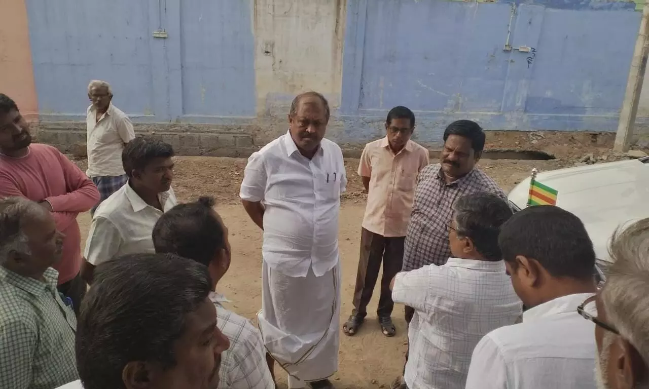 மார்க்கெட் பணியை துரிதமாக முடிக்க அதிகாரிகளுக்கு எம்.பி. சின்ராஜ் அறிவுறுத்தல் மார்க்கெட் பணியை துரிதமாக முடிக்க அதிகாரிகளுக்கு எம்.பி. சின்ராஜ் அறிவுறுத்தல்