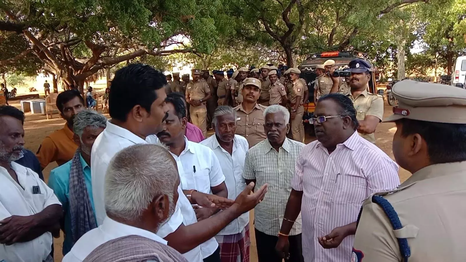 சங்கரன்கோவில் அருகே கல்குவாரிக்கு எதிர்ப்பு தெரிவித்து மக்கள் போராட்டம் சங்கரன்கோவில் அருகே கல்குவாரிக்கு எதிர்ப்பு தெரிவித்து மக்கள் போராட்டம்