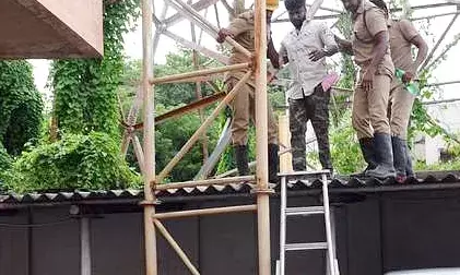 செல்போன் டவர் மீது ஏறி தற்கொலை மிரட்டல்! டிஜிபி சந்திக்க கோரிக்கை! செல்போன் டவர் மீது ஏறி தற்கொலை மிரட்டல்! டிஜிபி சந்திக்க கோரிக்கை!