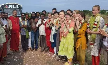 தமிழ் பண்பாடு, கலாச்சாரம் பற்றி தெரிந்துகொள்ள கோவை வந்த ரஷ்ய நாட்டு குழுவினர் தமிழ் பண்பாடு, கலாச்சாரம் பற்றி தெரிந்துகொள்ள கோவை வந்த ரஷ்ய நாட்டு குழுவினர்