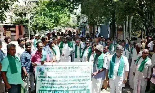 வீட்டு வசதி வாரியத்தின் இழப்பீடு கோரி விவசாயிகள் கோவையில் பேரணி வீட்டு வசதி வாரியத்தின் இழப்பீடு கோரி விவசாயிகள் கோவையில் பேரணி