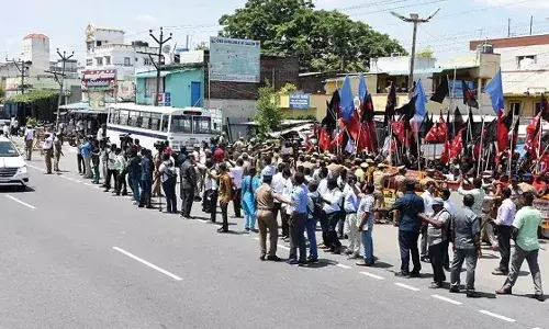 பெரியார் பல்கலைக்கழக பட்டமளிப்பு விழாவில் ஆளுநர் பங்கேற்க எதிர்ப்பு பெரியார் பல்கலைக்கழக பட்டமளிப்பு விழாவில் ஆளுநர் பங்கேற்க எதிர்ப்பு