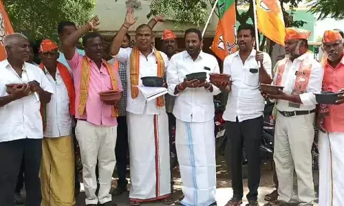 கோவில்பட்டியில் மண் சட்டியை கையில் ஏந்தி பா.ஜ.க.வினர் நூதன போராட்டம் கோவில்பட்டியில் மண் சட்டியை கையில் ஏந்தி பா.ஜ.க.வினர் நூதன போராட்டம்