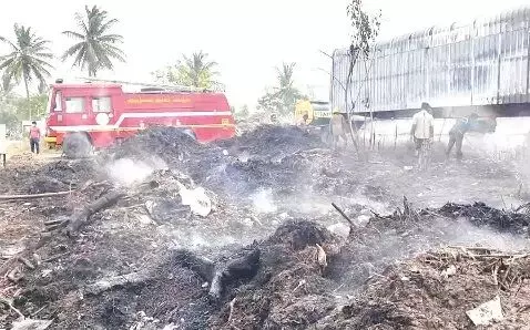ஒண்டிப்புதூர் மாநகராட்சி நுண்ணுயிர் உரக்கிடங்கில் தீ ஒண்டிப்புதூர் மாநகராட்சி நுண்ணுயிர் உரக்கிடங்கில் தீ