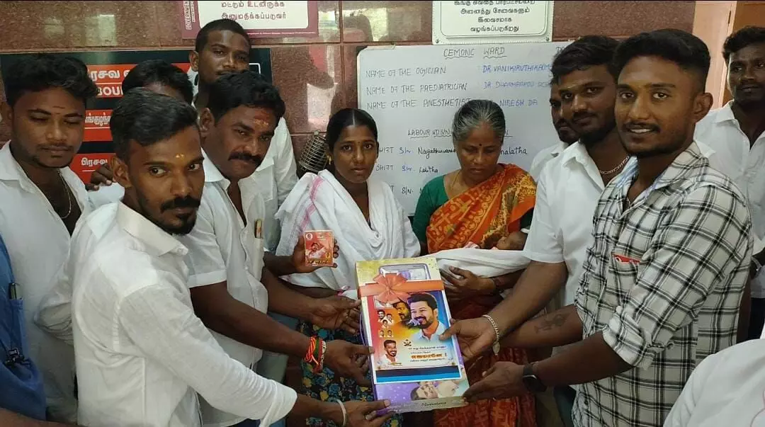நடிகர் விஜய் பிறந்த நாளில் பிறந்த குழந்தைகளுக்கு தங்க நாணயம் நடிகர் விஜய் பிறந்த நாளில் பிறந்த குழந்தைகளுக்கு தங்க நாணயம்