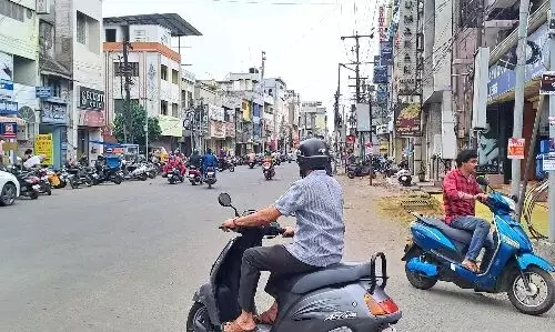 கோவை டவுன்ஹாலில் ஒருபக்க பார்க்கிங் அமல்: பொதுமக்கள் வரவேற்பு கோவை டவுன்ஹாலில் ஒருபக்க பார்க்கிங் அமல்: பொதுமக்கள் வரவேற்பு