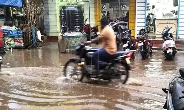 செங்கம், கலசப்பாக்கம் பகுதியில் சாலையில் மழைநீர் தேங்கியதால் பொதுமக்கள் அவதி செங்கம், கலசப்பாக்கம் பகுதியில் சாலையில் மழைநீர் தேங்கியதால் பொதுமக்கள் அவதி
