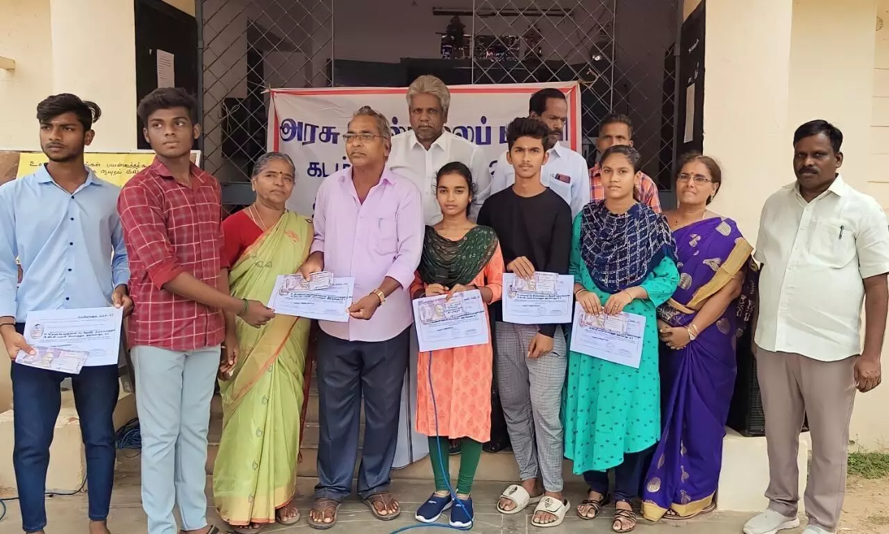 ஏழை மாணவர்களுக்கு ஓய்வு பெற்ற தலைமை ஆசிரியர் நிதி உதவி ஏழை மாணவர்களுக்கு ஓய்வு பெற்ற தலைமை ஆசிரியர் நிதி உதவி