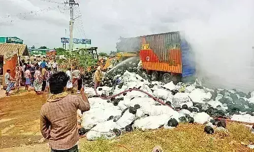 ஊத்துக்குளி அருகே, தீப்பற்றி எரிந்த லாரியால் பரபரப்பு ஊத்துக்குளி அருகே, தீப்பற்றி எரிந்த லாரியால் பரபரப்பு