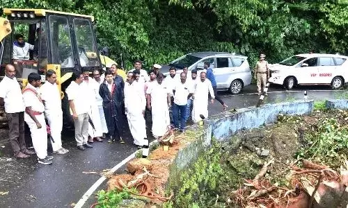 மழையால் பாதிக்கப்பட்ட இடங்களில் அமைச்சர் முத்துசாமி நேரில் ஆய்வு மழையால் பாதிக்கப்பட்ட இடங்களில் அமைச்சர் முத்துசாமி நேரில் ஆய்வு