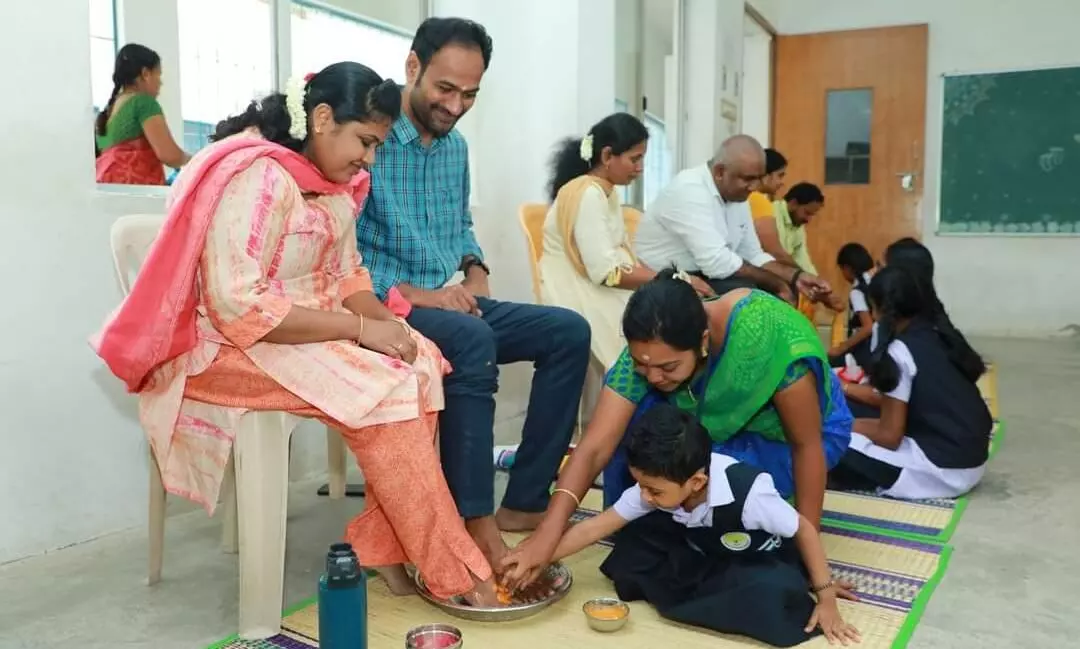 சிவகாசி பள்ளியில் பெற்றோர்களுக்கு பாத பூஜை சிவகாசி பள்ளியில் பெற்றோர்களுக்கு பாத பூஜை