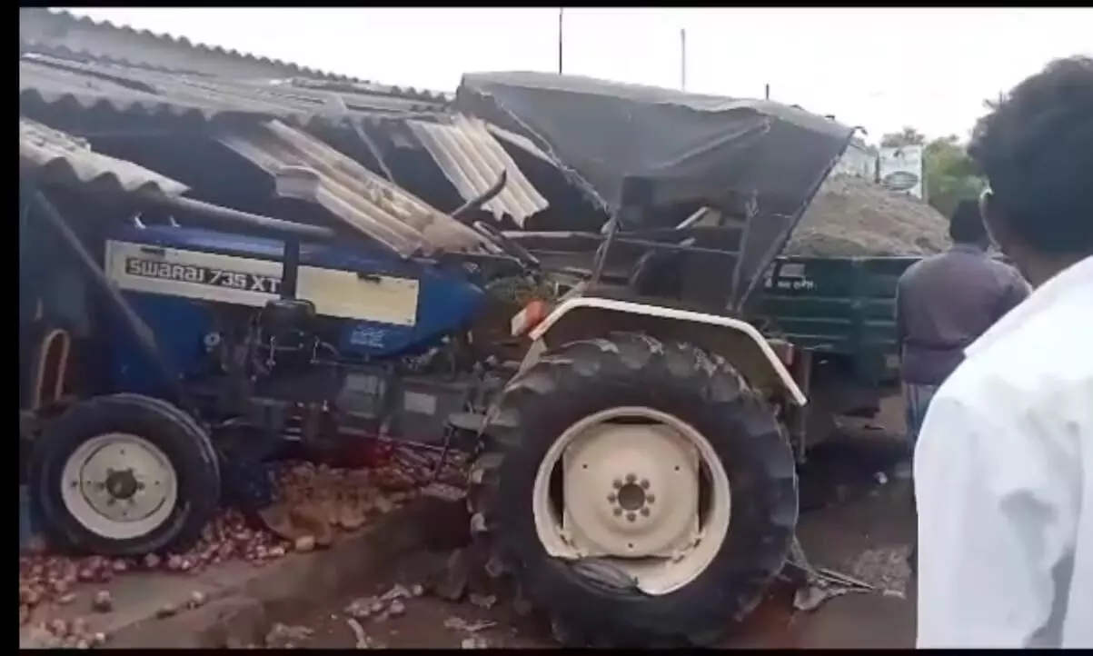 காய்கறி கடைக்குள் புகுந்த டிராக்டர்: இருவர் படுகாயம் காய்கறி கடைக்குள் புகுந்த டிராக்டர்: இருவர் படுகாயம்