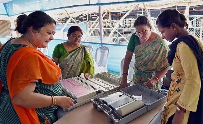 கொலைகள், வன்முறைகளுக்கு இடையே மேற்கு வாங்க உள்ளாட்சி தேர்தல் தொடங்கியது கொலைகள், வன்முறைகளுக்கு இடையே மேற்கு வாங்க உள்ளாட்சி தேர்தல் தொடங்கியது