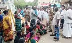 ஆரணியில் கழிவுநீர் கால்வாயை சீரமைக்க கோரி பொதுமக்கள் சாலை மறியல் ஆரணியில் கழிவுநீர் கால்வாயை சீரமைக்க கோரி பொதுமக்கள் சாலை மறியல்