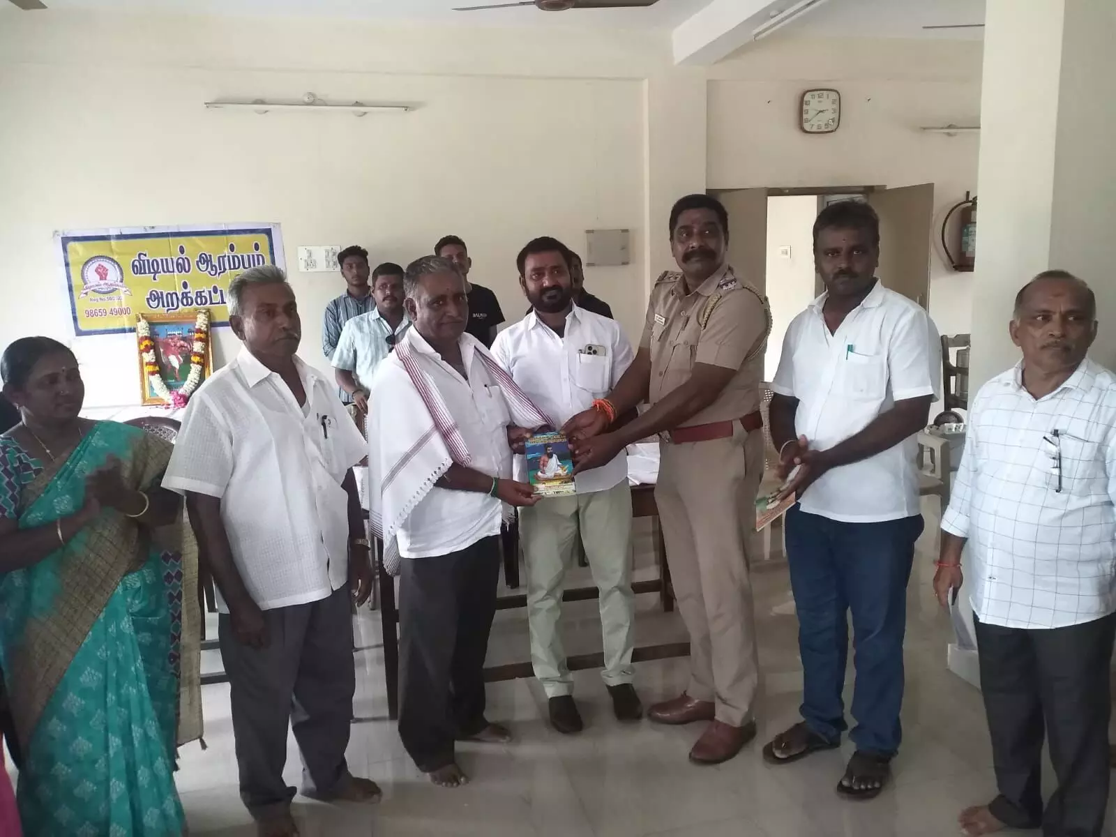 குமாரபாளையம் அரசு நூலகத்தில் சேவை செய்தவர்களுக்கு பாராட்டு விழா குமாரபாளையம் அரசு நூலகத்தில் சேவை செய்தவர்களுக்கு பாராட்டு விழா