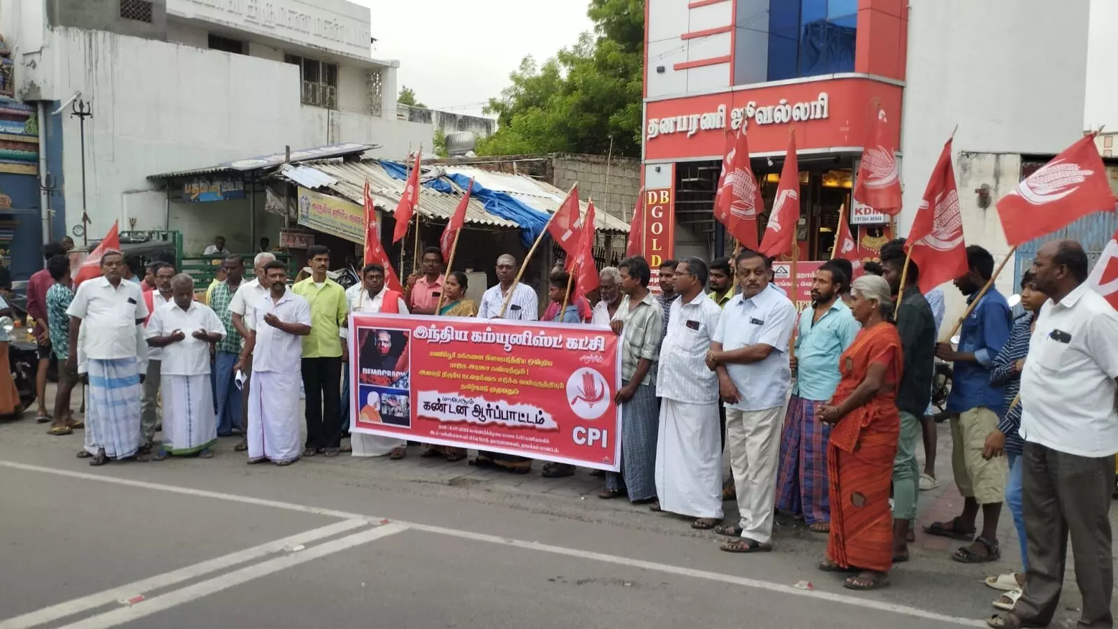 மணிப்பூர் கலவரத்தை கண்டித்து குமாரபாளையத்தில் சி.பி.ஐ. ஆர்ப்பாட்டம் மணிப்பூர் கலவரத்தை கண்டித்து குமாரபாளையத்தில் சி.பி.ஐ. ஆர்ப்பாட்டம்