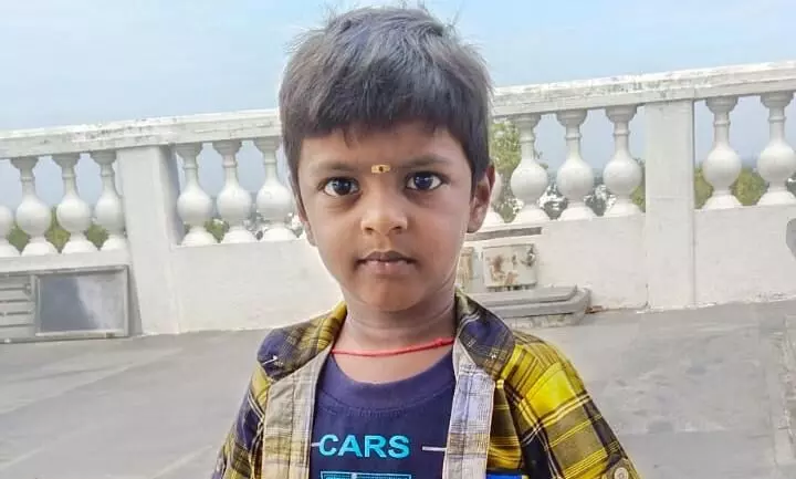 டூவீலர் மீது கார் மோதியதில் தாய் கண் முன்னே யூ.கே.ஜி.மாணவர் உயிரிழப்பு டூவீலர் மீது கார் மோதியதில் தாய் கண் முன்னே யூ.கே.ஜி.மாணவர் உயிரிழப்பு