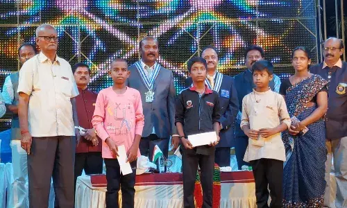 கோவில்பட்டி ரோட்டரி சங்க புதிய நிர்வாகிகள் பதவியேற்பு விழாவில் நலத்திட்ட உதவி கோவில்பட்டி ரோட்டரி சங்க புதிய நிர்வாகிகள் பதவியேற்பு விழாவில் நலத்திட்ட உதவி