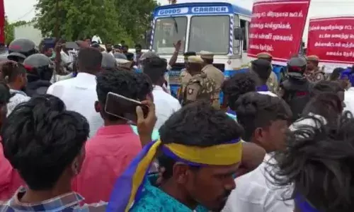 மதுரை- திருநெல்வேலி நெடுஞ்சாலையில் திடீர் சாலைமறியல்: போலீசார் தடியடி மதுரை- திருநெல்வேலி நெடுஞ்சாலையில் திடீர் சாலைமறியல்: போலீசார் தடியடி