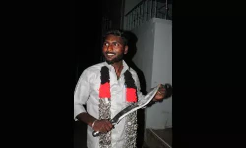 திருத்தணி அருகே பிறந்தநாளில் பட்டா கத்தியால் கேக் வெட்டிய இளைஞர் கைது திருத்தணி அருகே பிறந்தநாளில் பட்டா கத்தியால் கேக் வெட்டிய இளைஞர் கைது