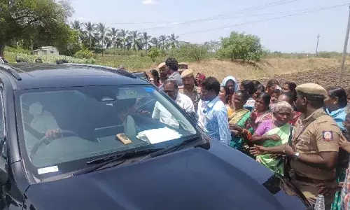 கோவில்பட்டி அருகே குடிநீர் கேட்டு கனிமொழி எம்.பி.யின் கார் மறிப்பு கோவில்பட்டி அருகே குடிநீர் கேட்டு கனிமொழி எம்.பி.யின் கார் மறிப்பு