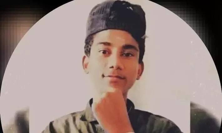 சமரச பேச்சுவார்த்தைக்குப் பின் மாணவனின் உடலை வாங்கிய குடும்பத்தார் சமரச பேச்சுவார்த்தைக்குப் பின் மாணவனின் உடலை வாங்கிய குடும்பத்தார்