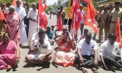 தூத்துக்குடி அருகே கிராம மக்கள் திடீர் மறியல்: போலீசார் குவிப்பு