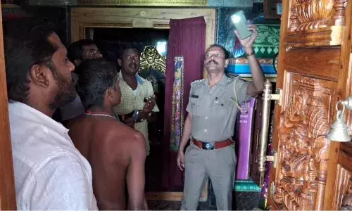 மூன்று கோவில்களின் கதவின் பூட்டை உடைத்து கொள்ளை மூன்று கோவில்களின் கதவின் பூட்டை உடைத்து கொள்ளை