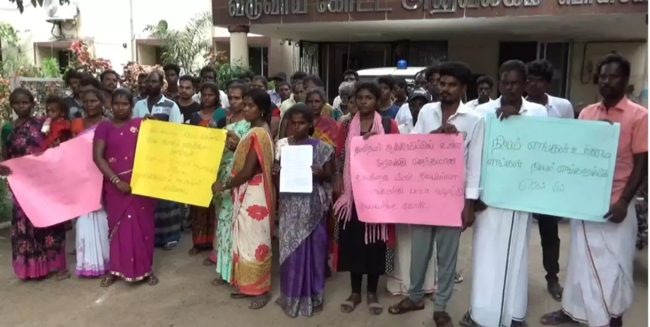 பழங்குடி மக்களுக்கு பட்டா வழங்க கோரி கோட்டாட்சியர் அலுவலகம் முற்றுகை பழங்குடி மக்களுக்கு பட்டா வழங்க கோரி கோட்டாட்சியர் அலுவலகம் முற்றுகை