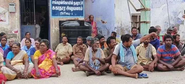 சங்கரன்கோவில் நகராட்சி தூய்மை பணியாளர்கள் தர்ணா போராட்டம் சங்கரன்கோவில் நகராட்சி தூய்மை பணியாளர்கள் தர்ணா போராட்டம்