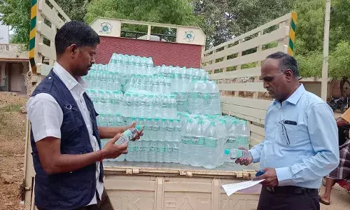 குடிநீர் பாட்டில்களை பறிமுதல் செய்த உணவு பாதுகாப்பு துறை அதிகாரிகள் குடிநீர் பாட்டில்களை பறிமுதல் செய்த உணவு பாதுகாப்பு துறை அதிகாரிகள்