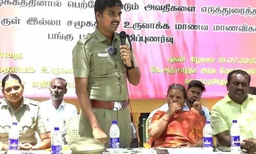 கோவில்பட்டி போதை விழிப்புணர்வு நிகழ்ச்சியில் கண்ணீர் விட்டு அழுத மாணவிகள் கோவில்பட்டி போதை விழிப்புணர்வு நிகழ்ச்சியில் கண்ணீர் விட்டு அழுத மாணவிகள்