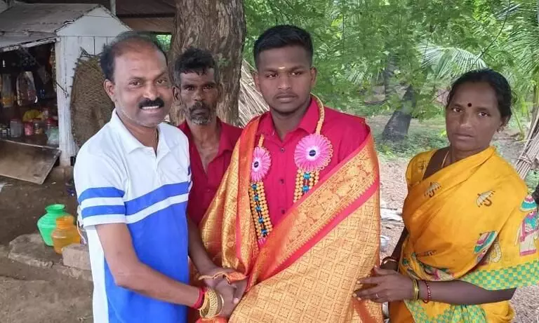 சர்வதேச அளவிலான ஒட்டப் பந்தயத்தில் தங்கம் வென்ற மாணவருக்கு பாராட்டு..! சர்வதேச அளவிலான ஒட்டப் பந்தயத்தில் தங்கம் வென்ற மாணவருக்கு பாராட்டு..!